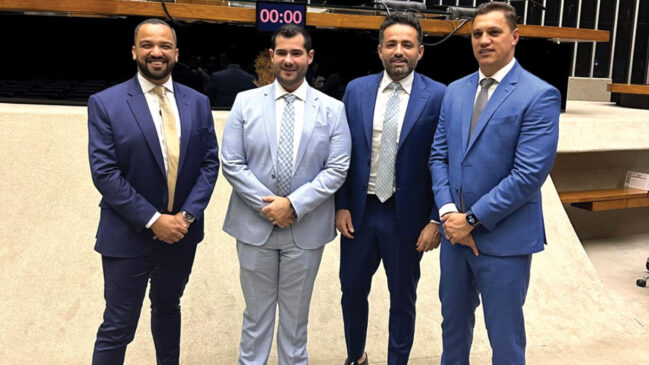 Hugo Prado (esq.) ao lado de outras autoridades políticas em Brasília; Hugo é o novo prefeito eleito em Embu das Artes, na Grande SP