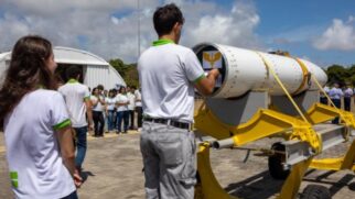 Estudantes depositam cartas em foguete da FAB