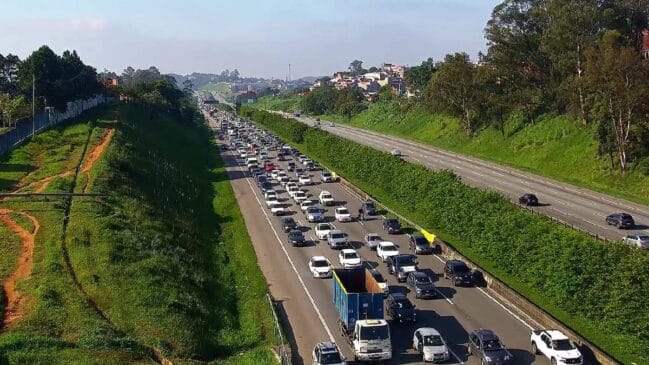 Trânsito para chegar a São Paulo acumula mais de uma hora nesta segunda