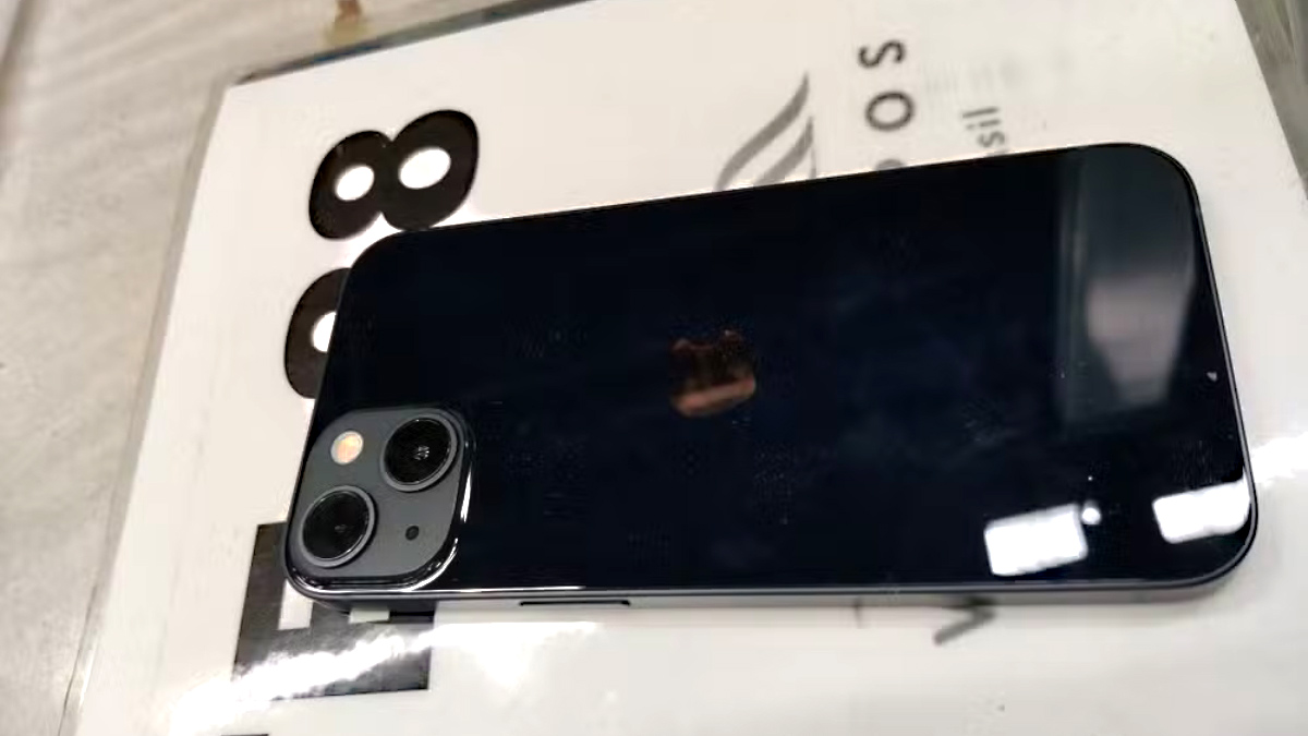 Embora não haja confirmação oficial da marca, rumores indicam que a Apple pode estar testando um tom ainda para 2026: vermelho intenso