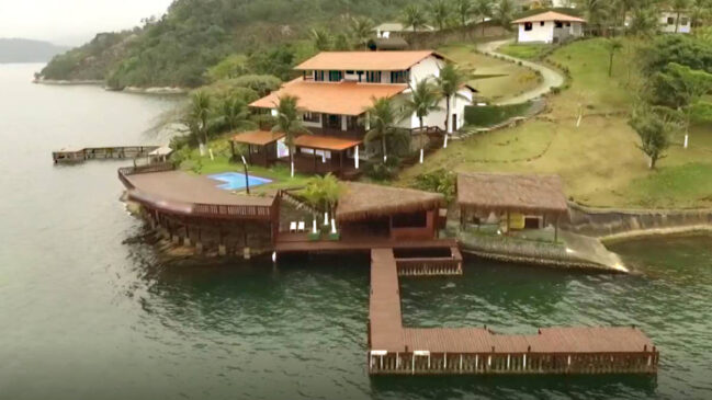 Casa fica no Condomínio Ponta da Cruz, em Angra dos Reis