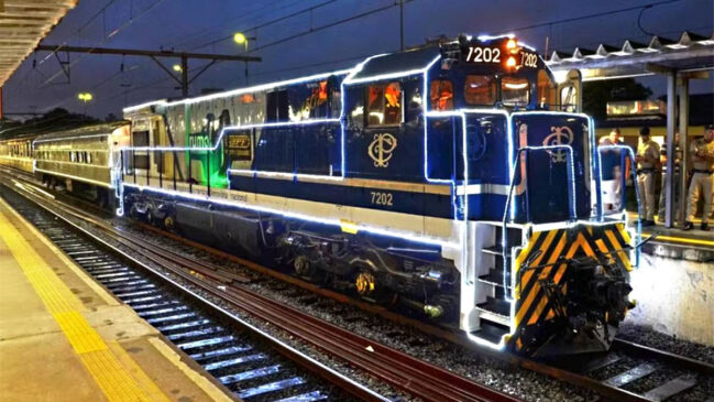 Locomotiva iluminada de Natal é operada pela ferroviária Rumo e percorrerá por mais de 1,9 mil quilômetros