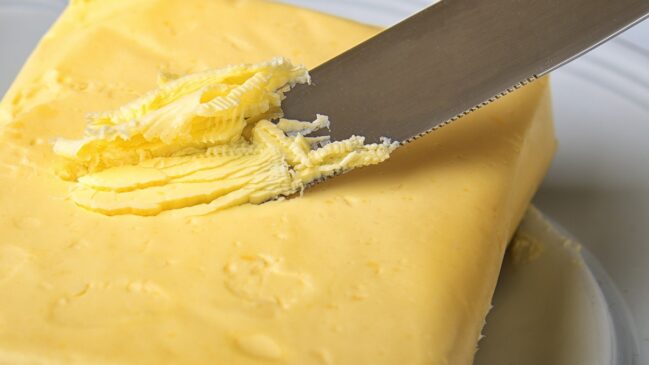 A escolha entre manteiga e margarina depende das prioridades nutricionais de cada pessoa.
