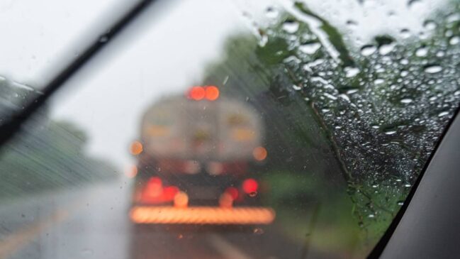 Dias chuvosos exigem mais cuidado por parte dos motoristas