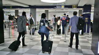 Benefício que garante 80% de desconto nas passagens aéreas para o acompanhante está previsto na Resolução n&ordm; 280/2013 da Agência Nacional de Aviação Civil (ANAC)
