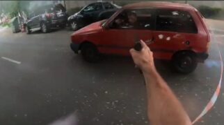Imagens registradas por câmeras corporais dos policiais mostram o veículo, um Fiat Uno da cor vermelha, em alta velocidade