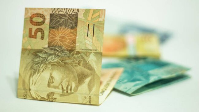 Hoje, são isentos apenas os que recebem até R$ 2.112,00 mensais