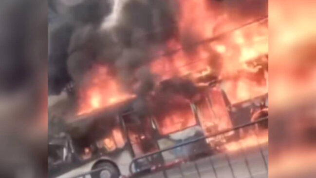 Ônibus em chamas bateu em um poste na avenida Senador Teotônio Vilela