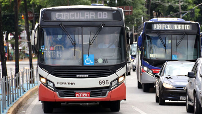 Não é necessário apresentar carteira de estudante, comprovante de inscrição no Enem ou outra documentação para ter direito a gratuidade no transporte
