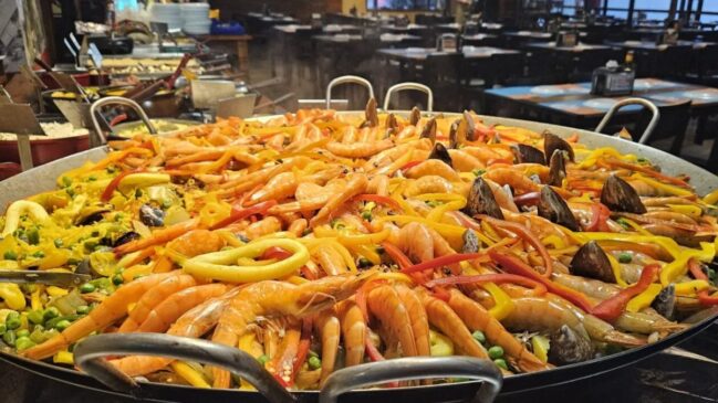 Paella marinera é uma das opções do cardápio