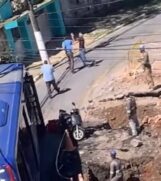Motorista de um ônibus intermunicipal da Empresa Metropolitana de Transportes Urbanos de São Paulo (EMTU) trocou socos com um motociclista