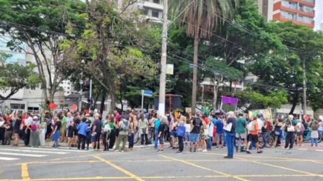 Manifestantes protestam contra a construção de túneis na Sena Madureira
