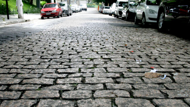 Rua Tuim, em Moema, é em paralelepípedo e considerada histórica no bairro, da zona sul de São Paulo