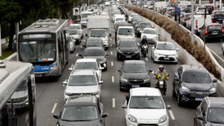Motoristas enfrentam lentidão acentuada nos principais eixos da cidade, como a Marginal Pinheiros, Radial Leste e corredor Norte-Sul