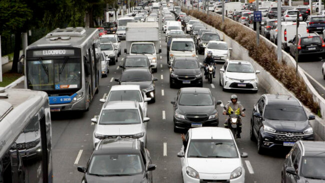 Motoristas enfrentam lentidão acentuada nos principais eixos da cidade, como a Marginal Pinheiros, Radial Leste e corredor Norte-Sul