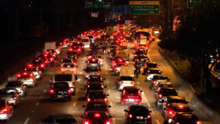 Motoristas que cruzam as principais vias da capital paulista na noite desta sexta-feira (1/11) enfrentam dificuldades e congestionamento