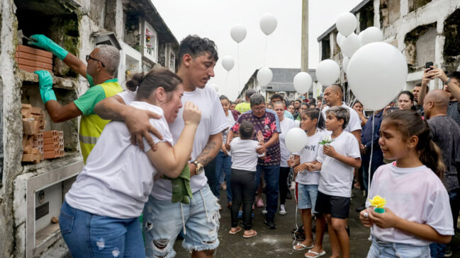 Corpo da criança foi recebido com fogos de artifício e balões brancos,no cemitério da Areia Branca, em Santos