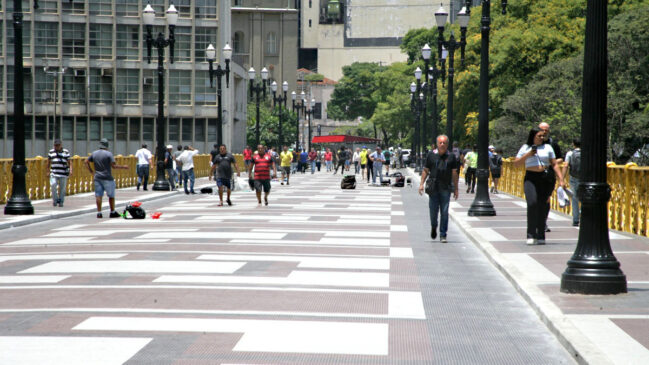 Além de comerciantes, pedestres que cruzam o local diariamente elogiaram a reforma