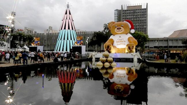 Estacionamento do prédio da Prefeitura também estará decorado com uma árvore de 30 metros de altura e o gigante mascote Ursolino