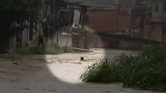 Imagens mostram momento em que corpo foi arrastado por chuva