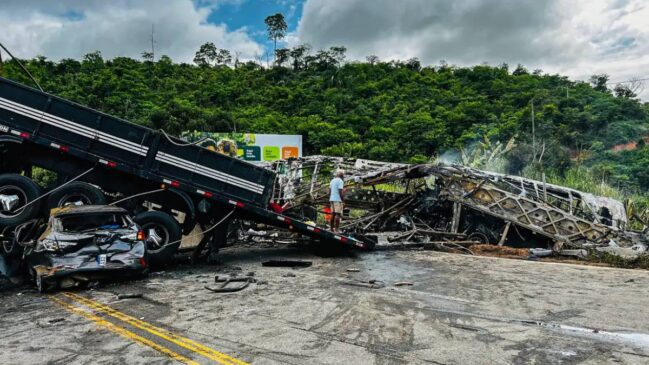 Acidente provocou 41 mortes até a tarde desta segunda-feira (23/12); acidente envolveu ao menos 49 pessoas
