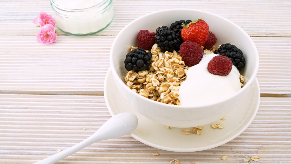 O iogurte natural contém probióticos, bactérias "boas" que ajudam a regular a flora intestinal. Foto: Pexels
