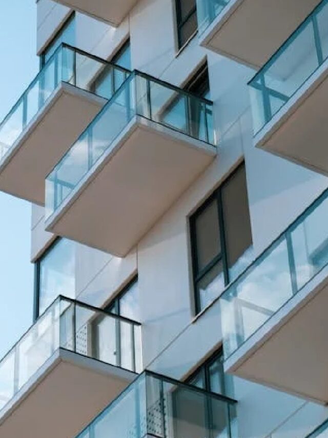 Pode andar pelado no apartamento? Veja o que diz a lei