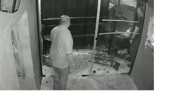 Momento em que cliente tenta invadir bar de Pinheiros, na zona oeste de São Paulo
