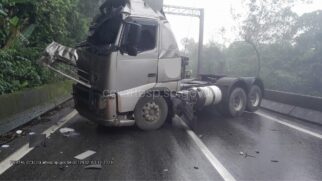 Carreta tombou e interditou a rodovia Anchieta