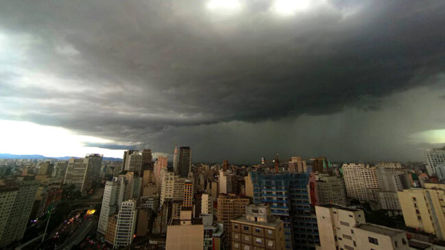ZCAS é um fenômeno típico do verão brasileiro e se caracteriza por uma extensa faixa de nuvens carregadas