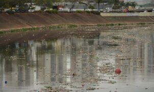 Grande parte da poluição do Rio Tietê é resultado do descarte de esgoto doméstico e industrial sem tratamento.