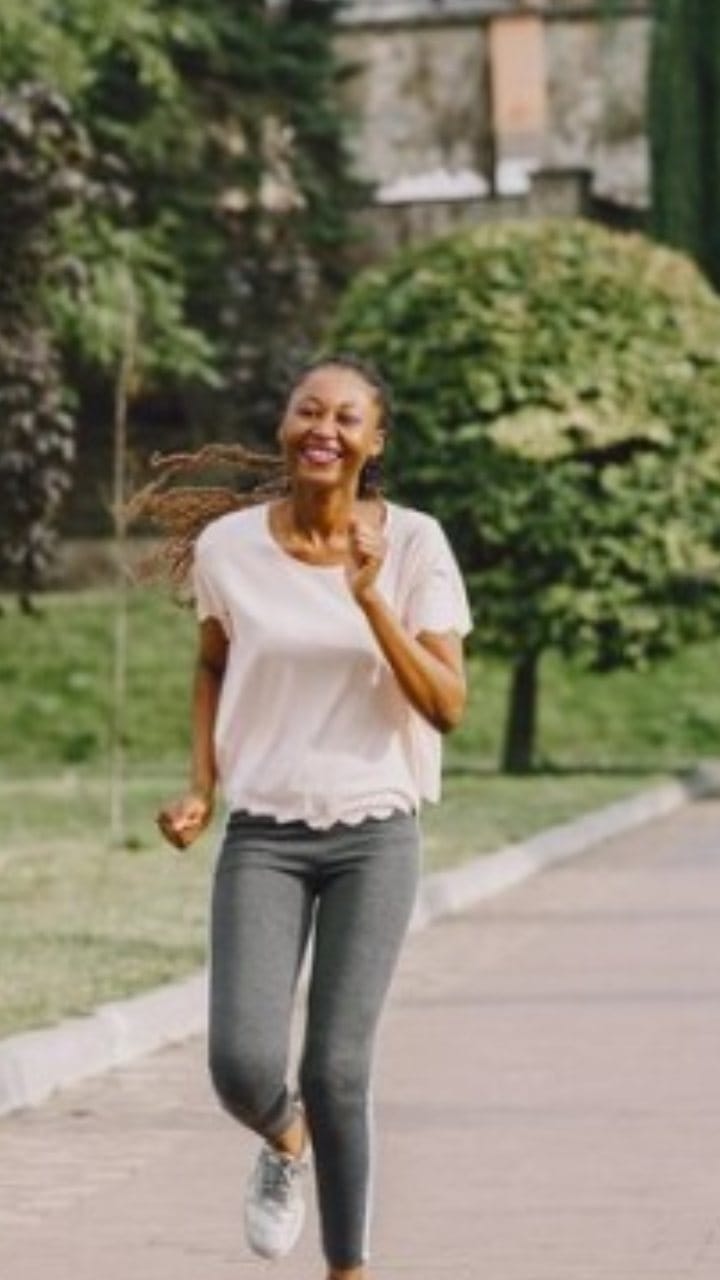 3) Pratique exercícios, mas evite fazer isso à noite: Atividade física regular é excelente para o sono, mas deve ser feita apenas durante o dia. Exercitar-se à tarde ou à noite pode deixar o corpo em alerta, dificultando o relaxamento necessário para dormir.