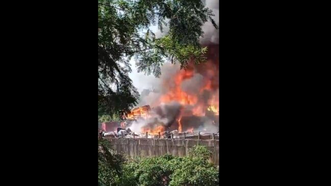 Ao menos nove viaturas dos bombeiros foram acionadas para controlar as chamas