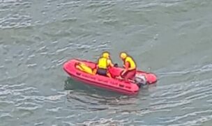 Bombeiros fizeram buscas por água com lancha e bote de salvamento com apoio do helicóptero Águia 08