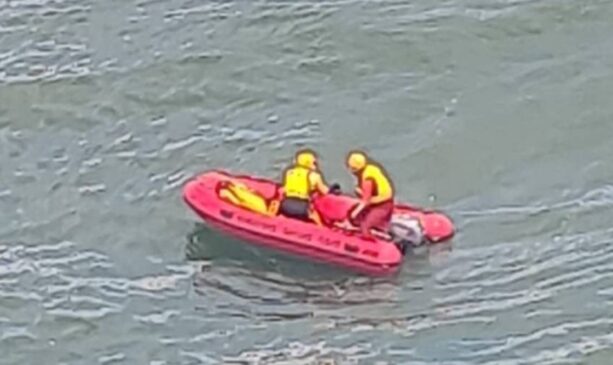 Bombeiros fizeram buscas por água com lancha e bote de salvamento com apoio do helicóptero Águia 08