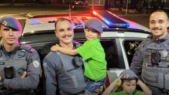 Leandro e Leonardo estavam bem e pousaram para a foto com os policiais