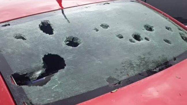 Carros tiveram os vidros destruídos pelas pedras