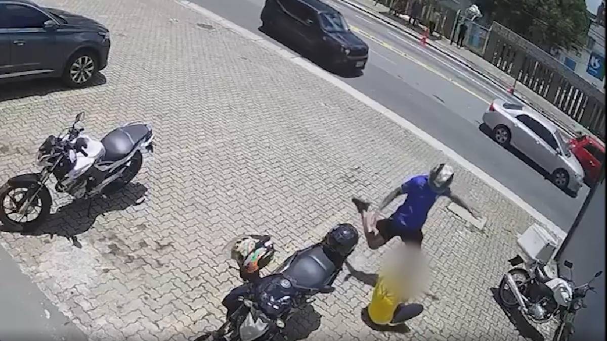 Agressor dá tapas na vítima até que ela caia; câmeras flagraram a violência