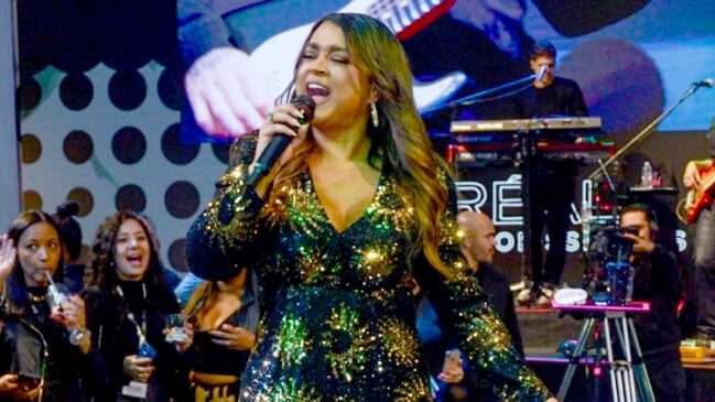 Na cena, Preta, sempre bem-humorada, conta que escapou de receber o nome Pedra, escolhido inicialmente por Gilberto Gil, seu pai, por ser o feminino de Pedro, irmão mais velho da cantora. Foto: Divulgação