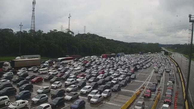 Imigrantes apresenta congestionamento sentido Litoral