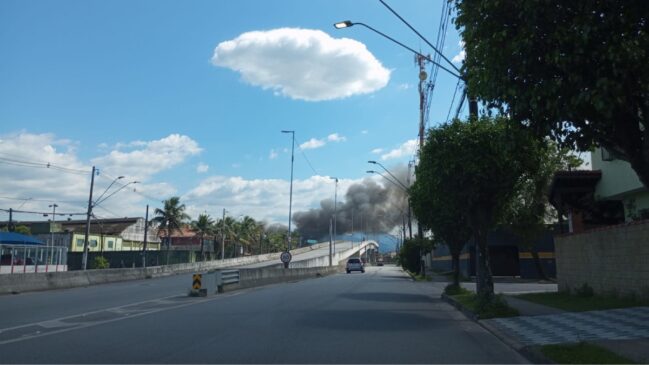 Fumaça podia ser vista de longe