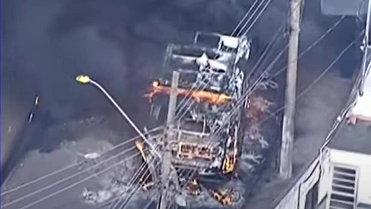 Ônibus pega fogo na tarde desta quinta-feira (19/12) na Vila Palmares, em Santo André, no ABC Paulista