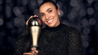Marta ao lado do Prêmio "The Best", que ganhou no início de 2024