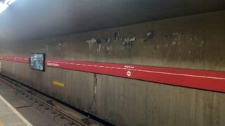 Parede da estação Marechal Deodoro com diversos pontos que parcem infiltração