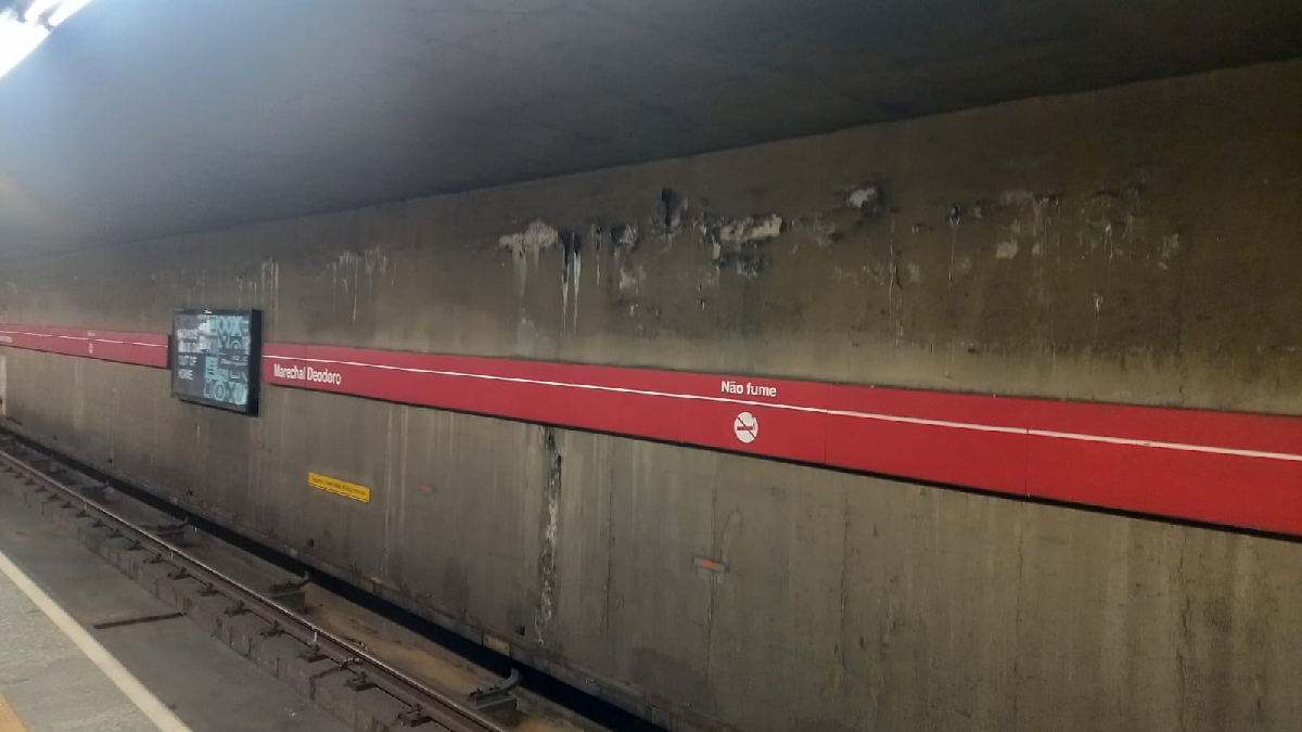 Parede da estação Marechal Deodoro com diversos pontos que parcem infiltração