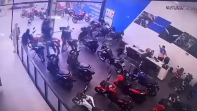 Cinco motos foram levadas de concessionária
