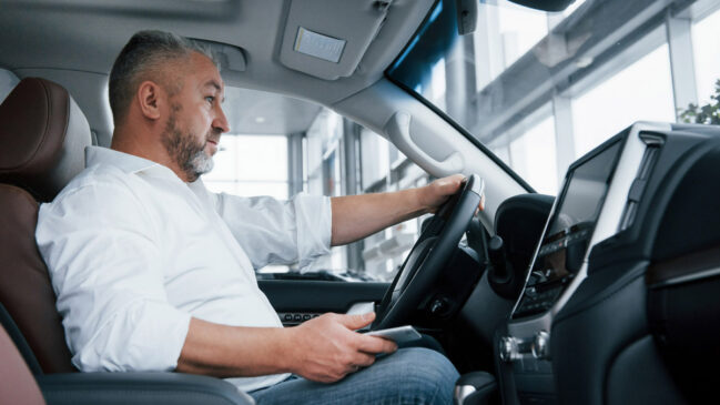 A amnésia glútea é mais comum em pessoas de meia-idade, que passam muito tempo sentadas, como trabalhadores de escritório e motoristas - Foto: Standret/Freepik
