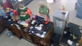 Mulher rouba caixinha de Natal de posto de combustível no bairro Xixová, em Praia Grande