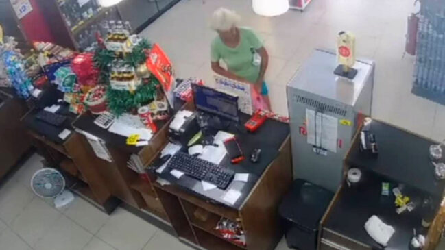 Mulher rouba caixinha de Natal de posto de combustível no bairro Xixová, em Praia Grande