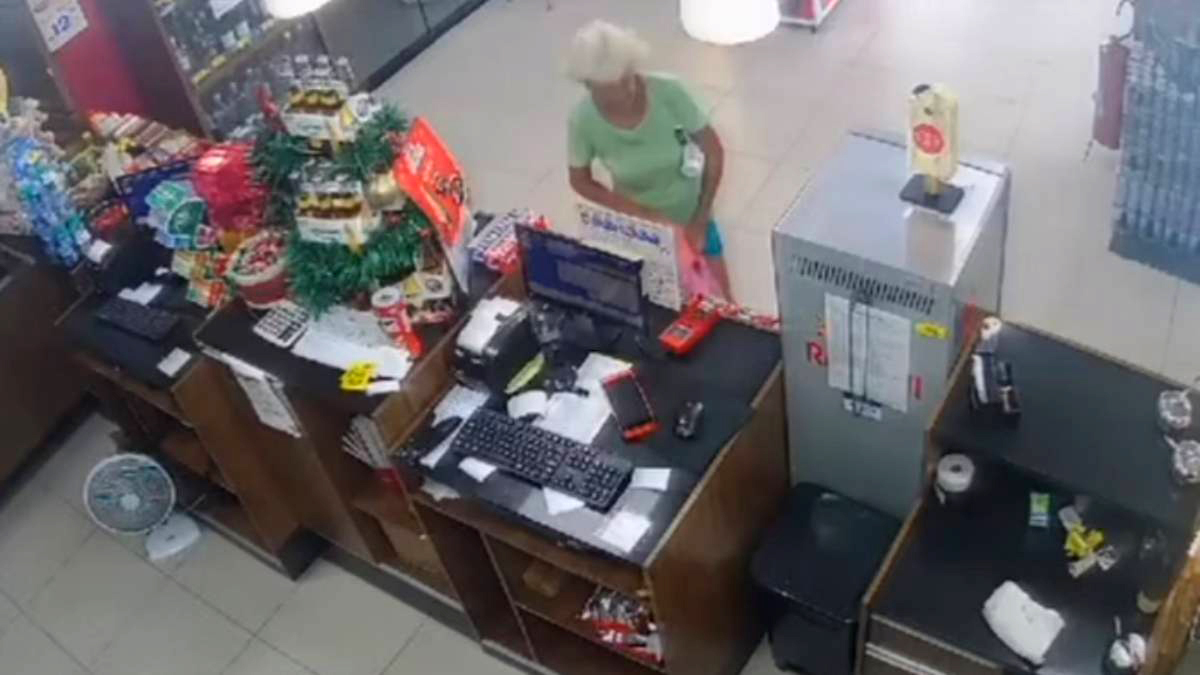 Mulher rouba caixinha de Natal de posto de combustível no bairro Xixová, em Praia Grande